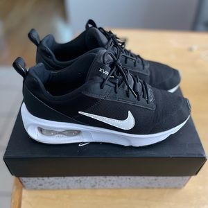 Women’s air max running shoe size 10